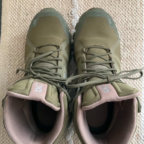 On Cloudrock waterproof hiking boots 7.5US - Picture 3 of 5